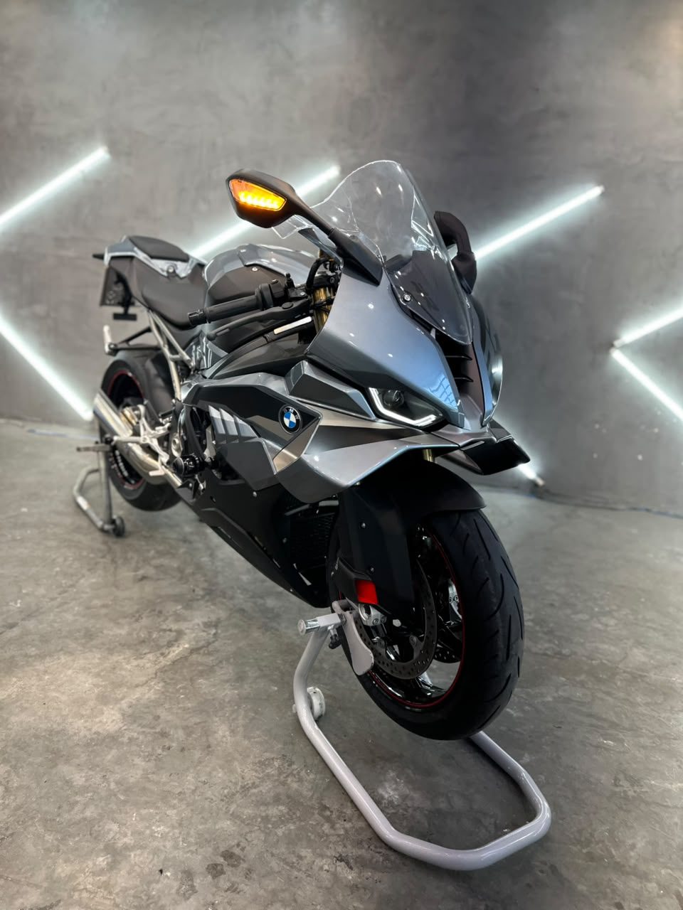 BMW S1000RR cinza no estúdio