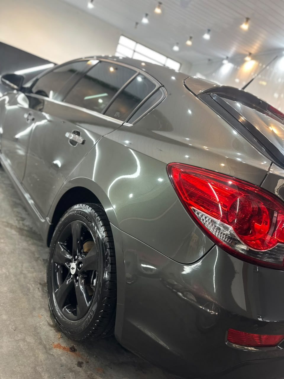 Chevrolet Cruze cinza polido