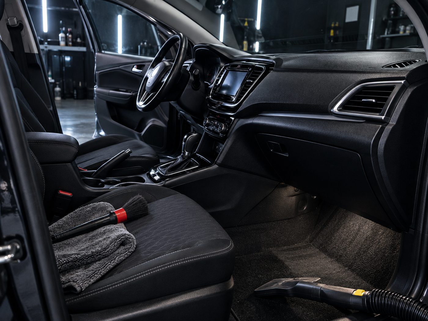 Interior limpo com pincel de detalhamento e extratora